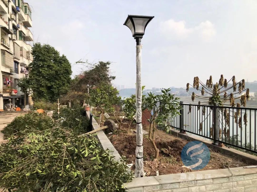 还安装了路灯小区路面进行了重新铺设配套基础设施改造原来是在进行