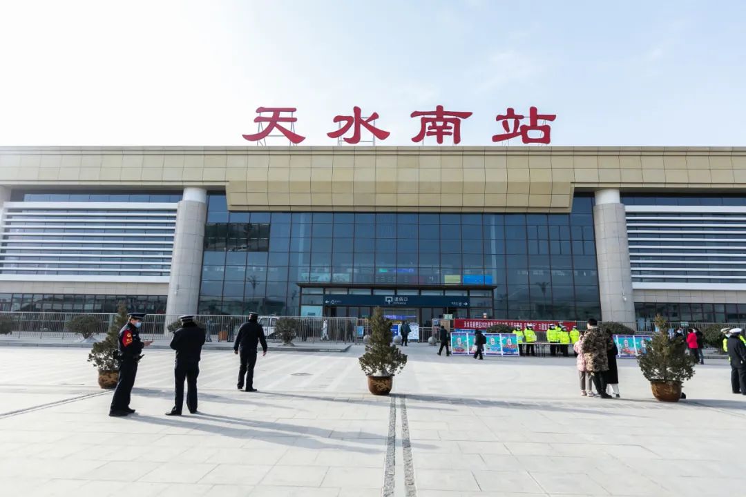 记录全方位疫情防控下的春运首日记者分赴天水南站,天水火车站,天水