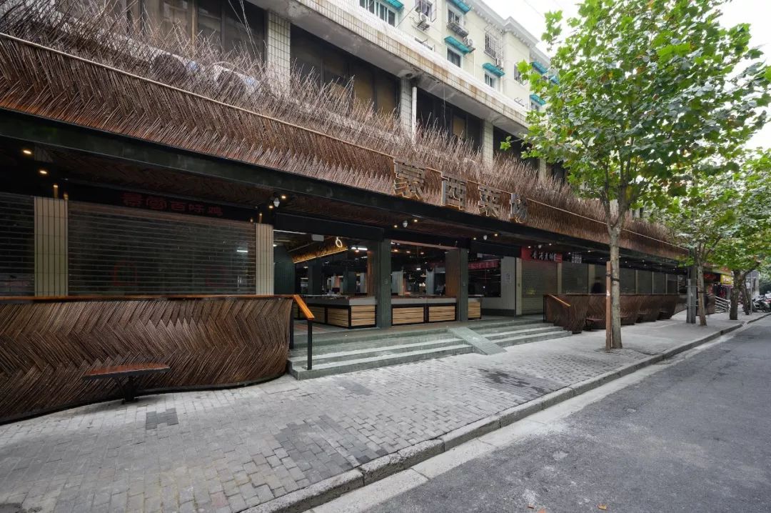 被野竹篱包裹着的蒙西菜场格外引人注目,却又与整个街区很好地融为