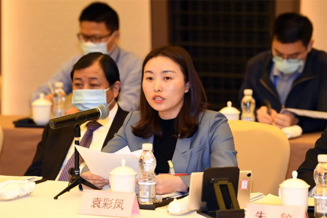 袁彩凤代表建议,应对涉黑涉恶,社会影响较大的案件,及时给予正确的