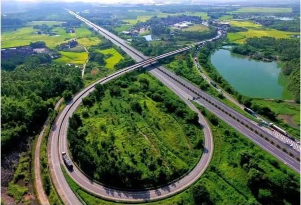 節前,往粵西方向車流高峰期間,深岑高速江鶴段蓮花山隧道路段以及龍灣