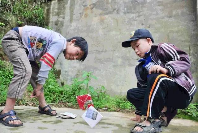 踩高蹺,滾鐵環等童年遊戲在石鼓寺廣場將會有打彈珠,打陀螺遊戲也是