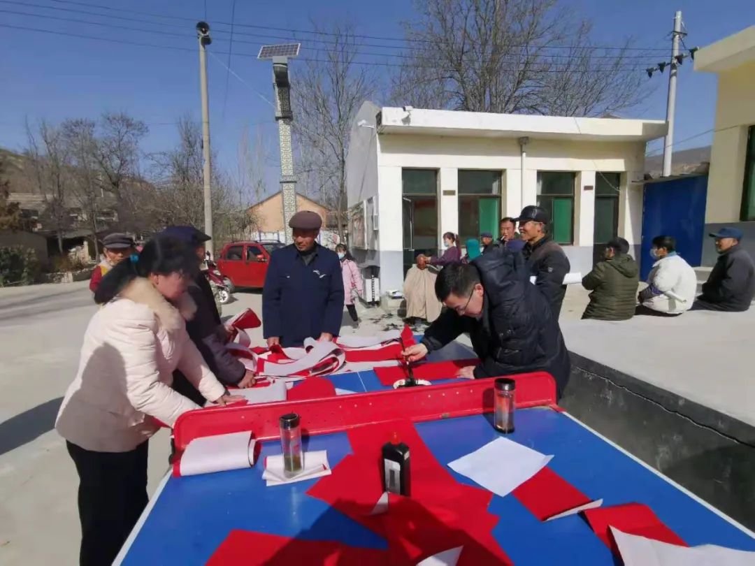 "成品春联,同时邀请了我院书法爱好者民庭庭长路建昌同志现场挥毫泼墨