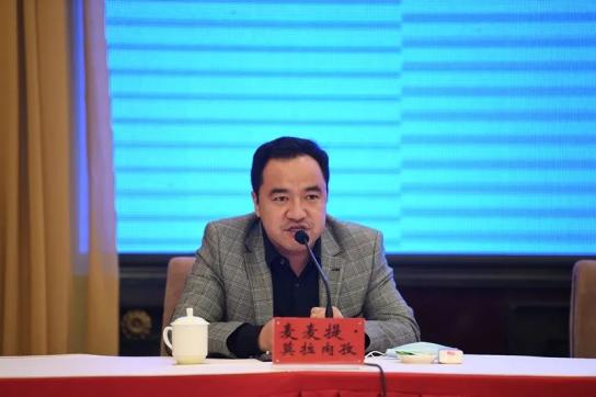 麦麦提&middot;莫拉肉孜正在回答记者提问.