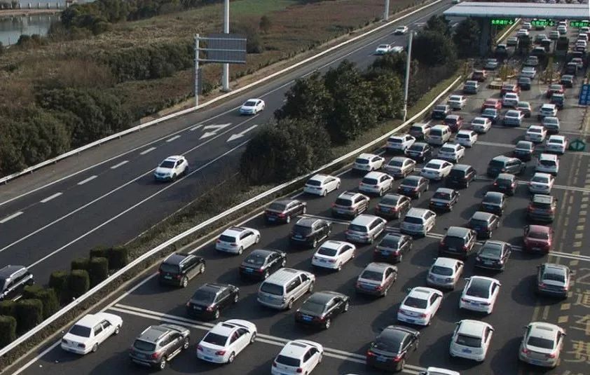 受疫情影响,预计2021年春运人口流动规模将显著低于往年,节前客流相对