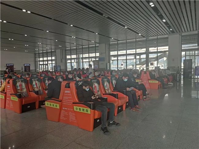1月28日下午3时,记者在来宾北站进站口看到,所有进站旅客均按要求扫码