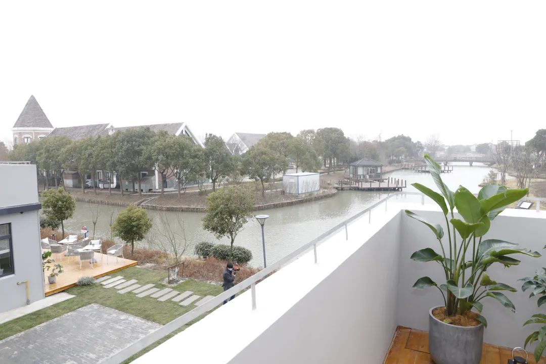 民宿共有8间房,有园景温馨大床房,河景温馨双床房和家庭房,将水库村