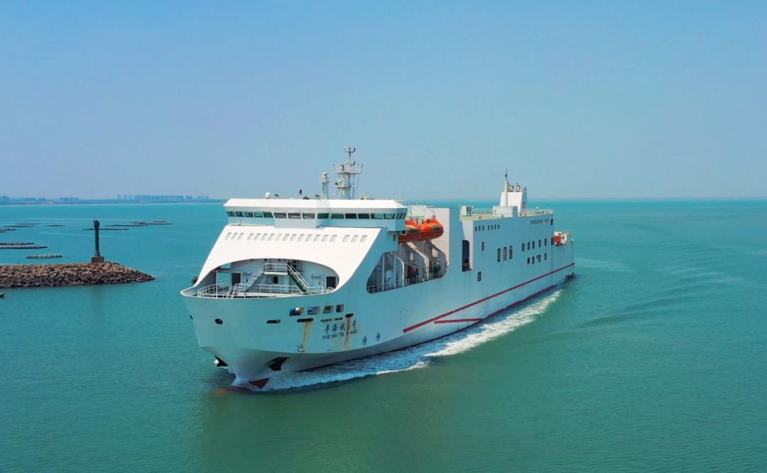 6米其中最大的粤海铁3号,4号船船身上有醒目的"中国铁路"标志列车轮渡