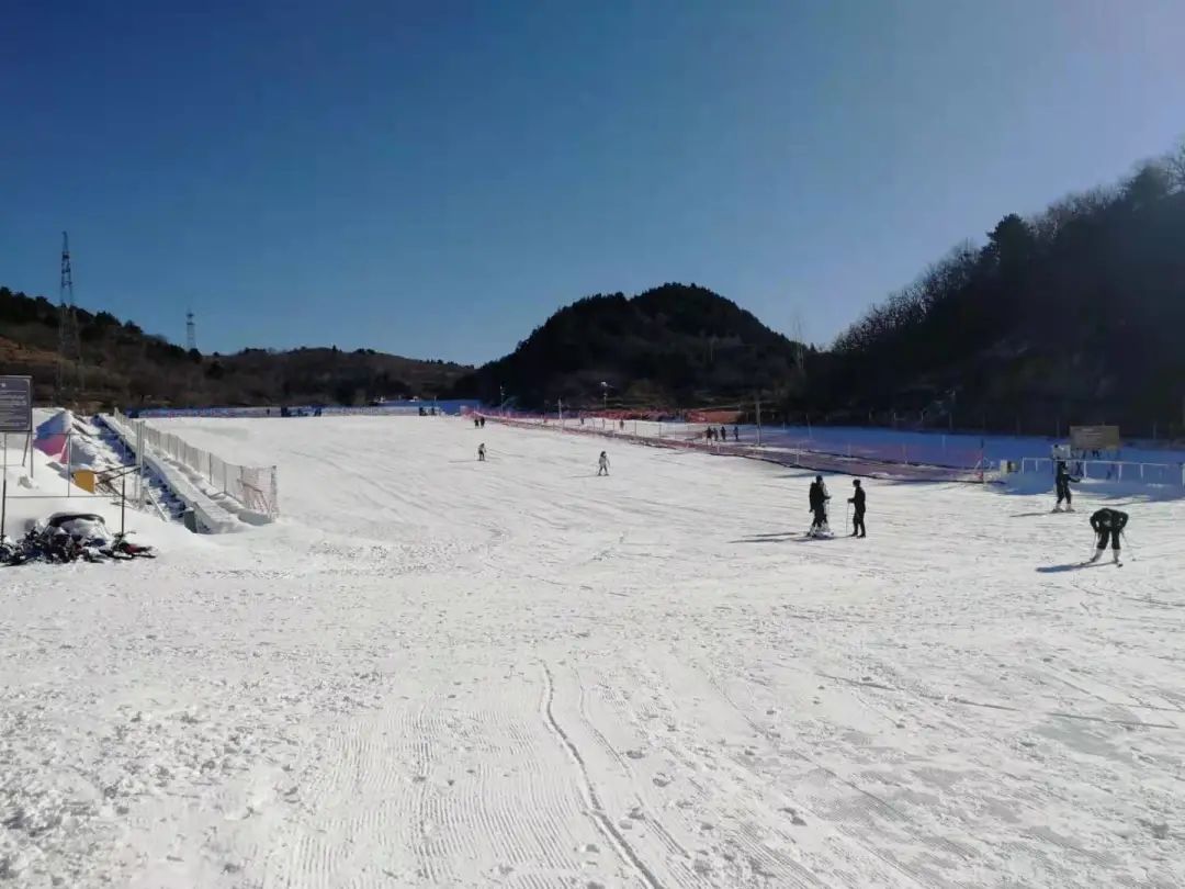 天津市首届大众冰雪开板节在蓟州国际滑雪场举行_国家体育总局