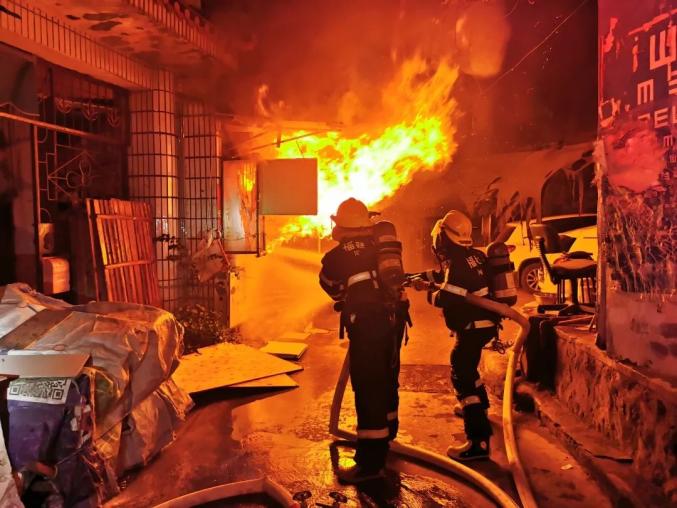 站火灾发生后点击现场视频可观看火势威胁紧邻的居民楼现场浓烟弥漫