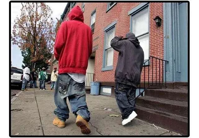 墨西哥毒枭真的很喜欢金色,玩镶金的ak47,戴镶金的手表和镶金的骷髅头