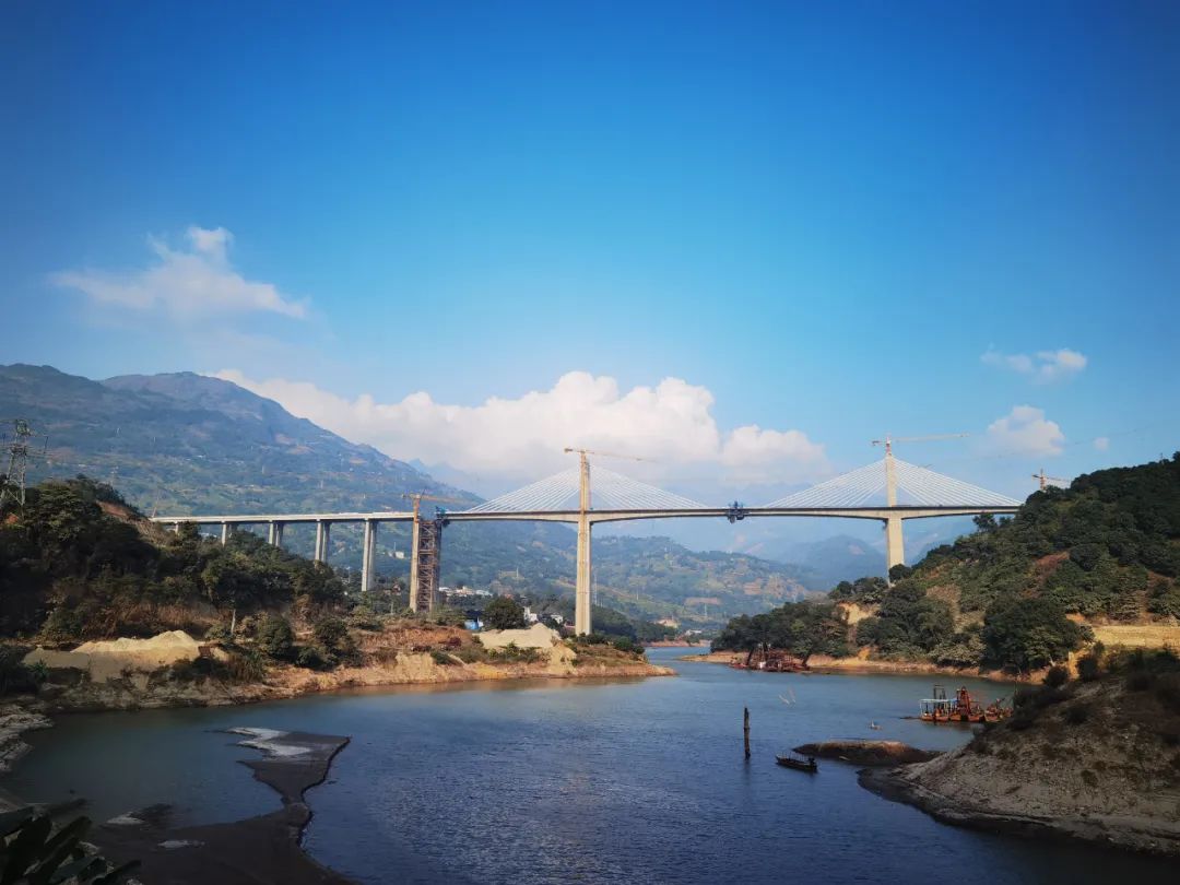 红河日报浪滩坡特大桥 据了解,元蔓高速(红河段)项目自2016年12月29日