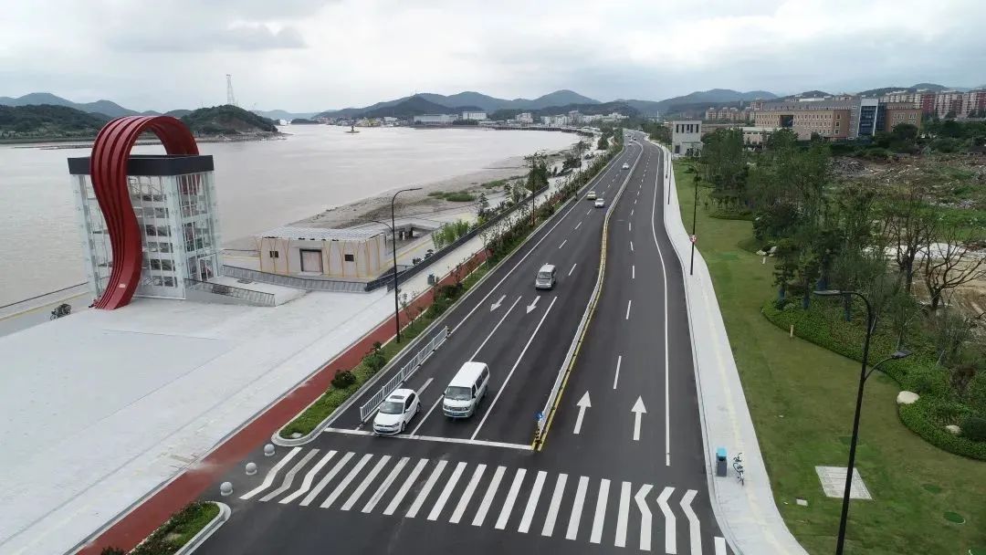 新城滨海大道在去年建成通车的滨海大道基础上,对标杭州,厦门等先进