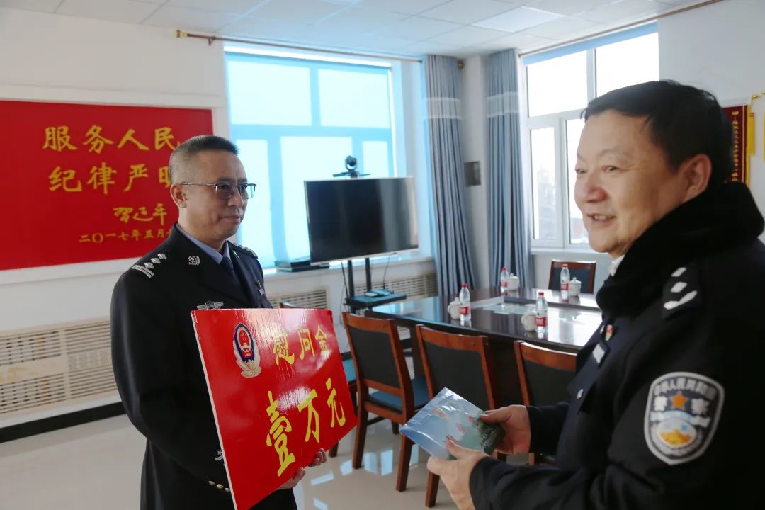 自治区公安厅党委委员副厅长呼禾深入大林公安局开展春节走访慰问活动