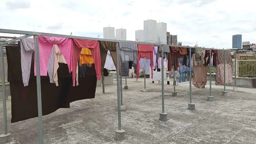 针对该问题,中环集团党委与敬老院进行多方统筹考虑,将晾衣架从原位置