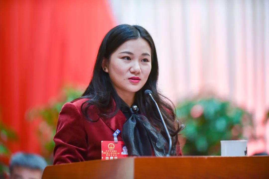 人大代表风采刘婧立足民生商界木兰为发展献策