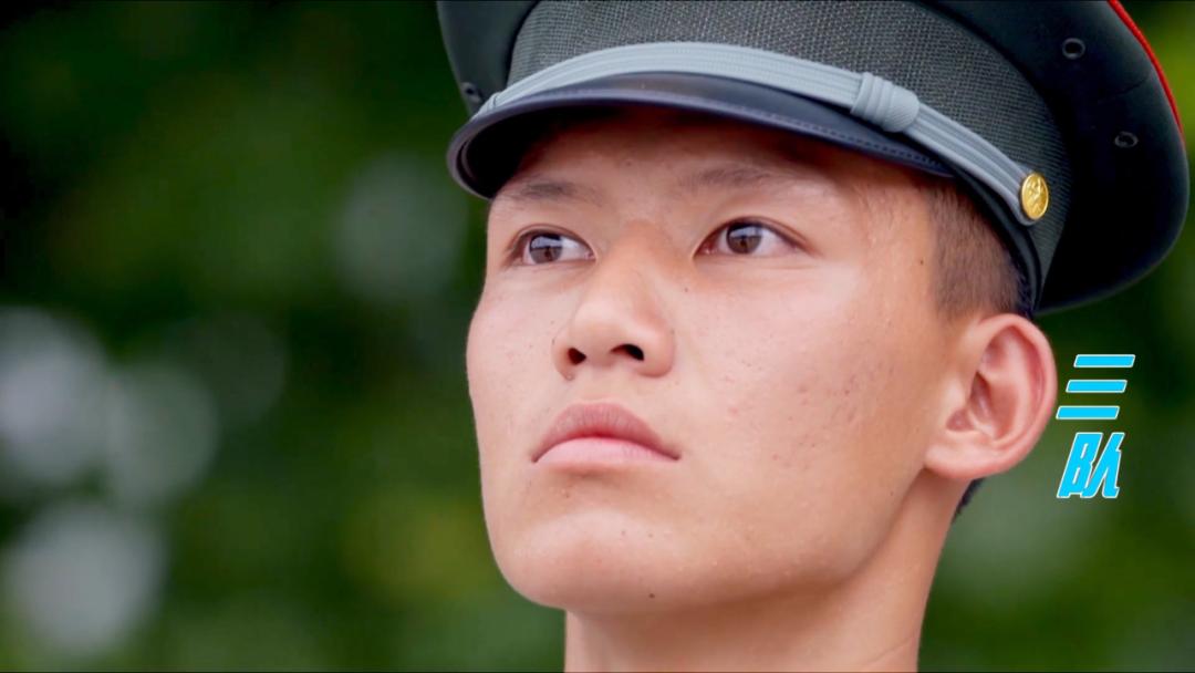 三位教官也是各有方法训练9名队员通过眼神和表情展示中国军人的精气