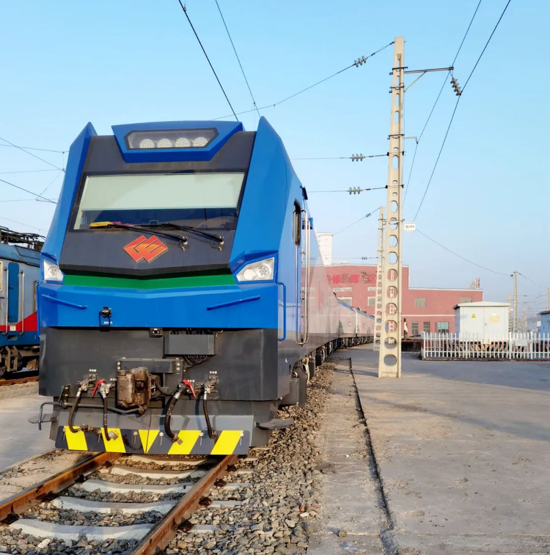 神24电力机车是全球最大功率电力机车,由中国中车集团与国家能源集团