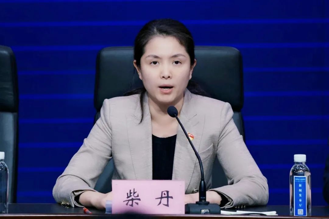 领导小组机场入境人员管理专班副指挥长,郑州市政府副秘书长柴丹回答