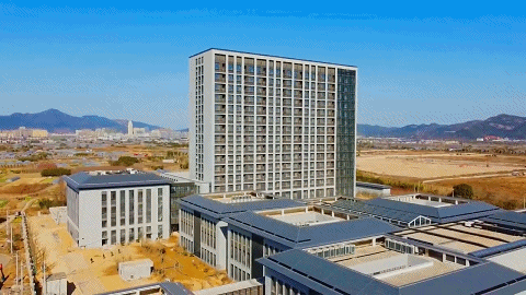 连日来,县中医院迁建工程施工人员正在对项目进行最后的扫尾工作,预计