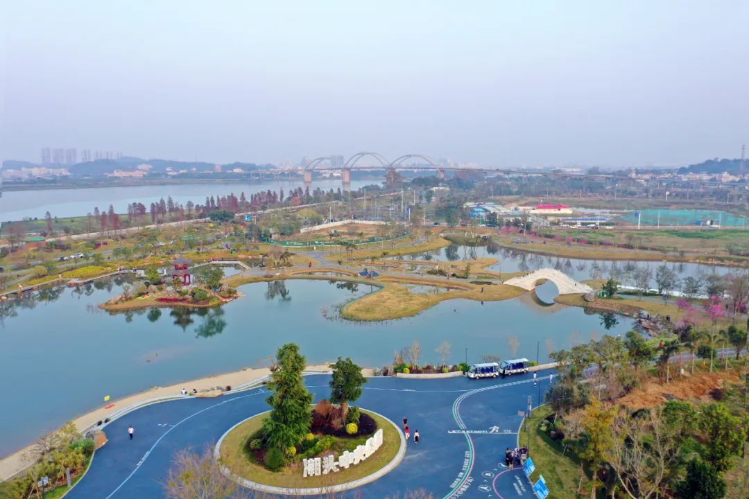 该公园位于江门人才岛岛头位置,是中央景观带上的"龙头",总投资超2