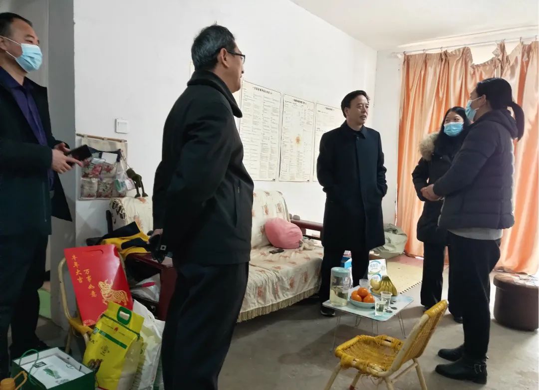 洛阳市总工会杜中岳一行到我区开展送温暖活动