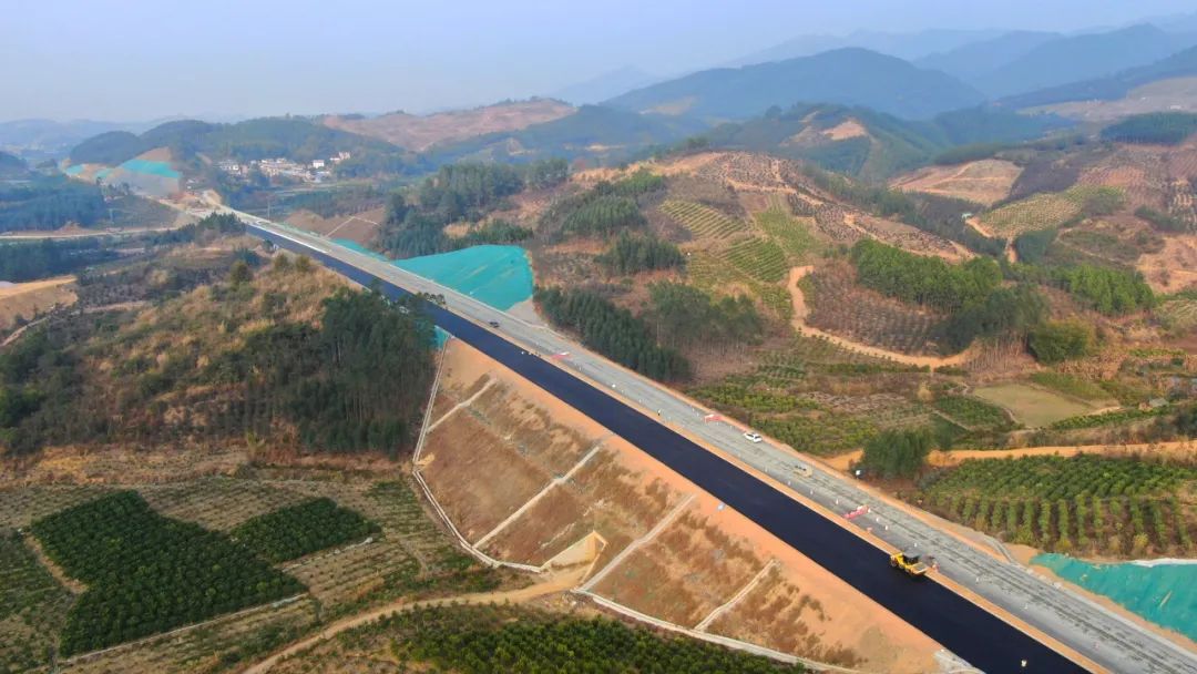 起步提速开局争先蒙象高速金秀段沥青路面下面层试验段开铺