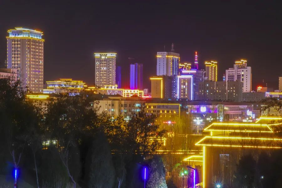 白银城区彩灯绚丽夺目年味儿亮起来