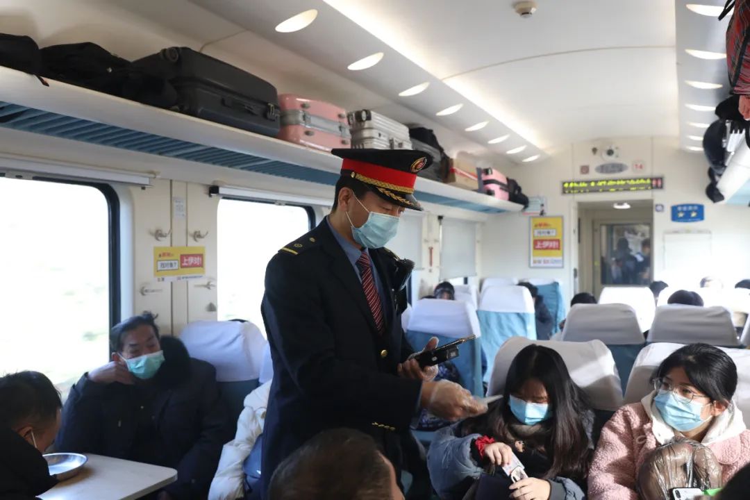 第二日15时39分,列车经过18个小时运行到达郑州站,列车员换上了春秋