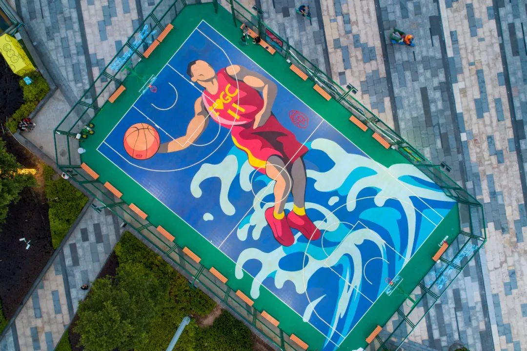 从高空俯瞰,运动地板上后浪主题的热血篮球涂鸦格外抢眼.