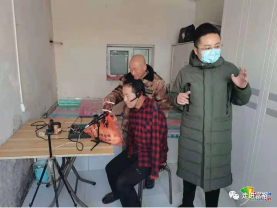 带货主播走进农户家里,拓宽农产品销路。
