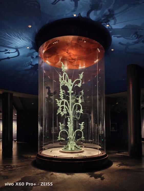 这件三星堆出土的青铜文物通高约4米,树分九枝,每根树枝上都立着一只