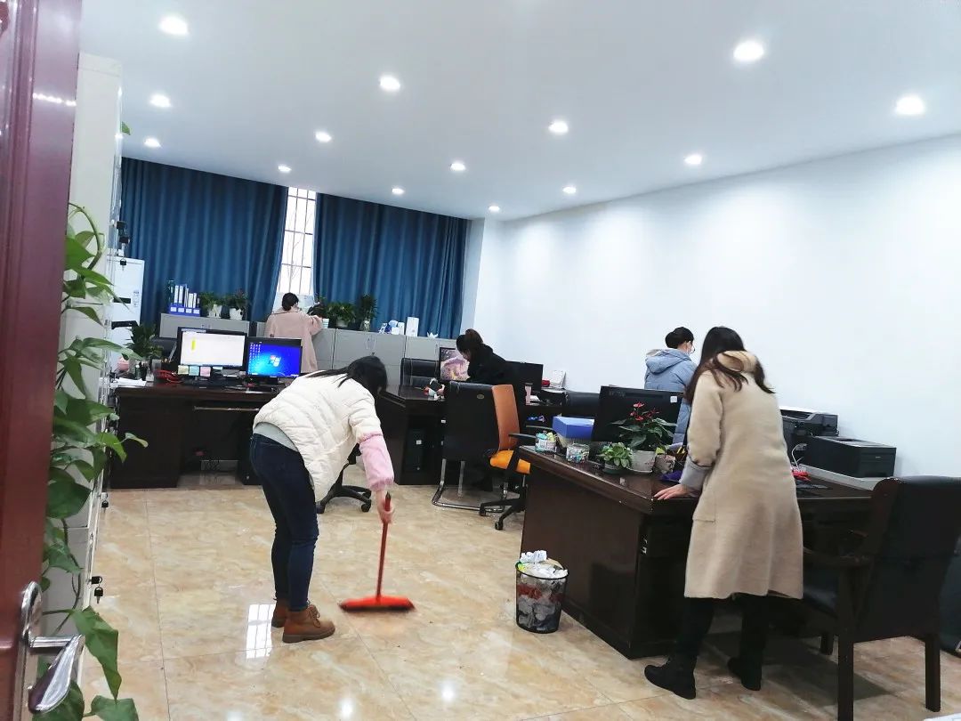 干净整洁迎新年内江经开区开展2021年首次月末环境卫生大扫除