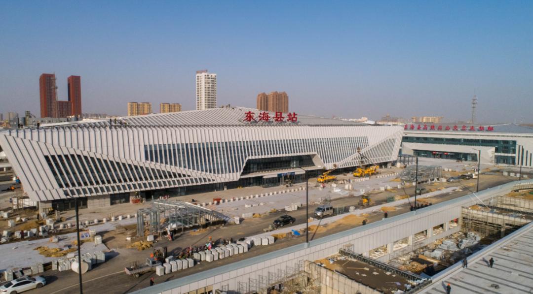 东海高铁站整体构造为地上三层,其中局部夹层一层.