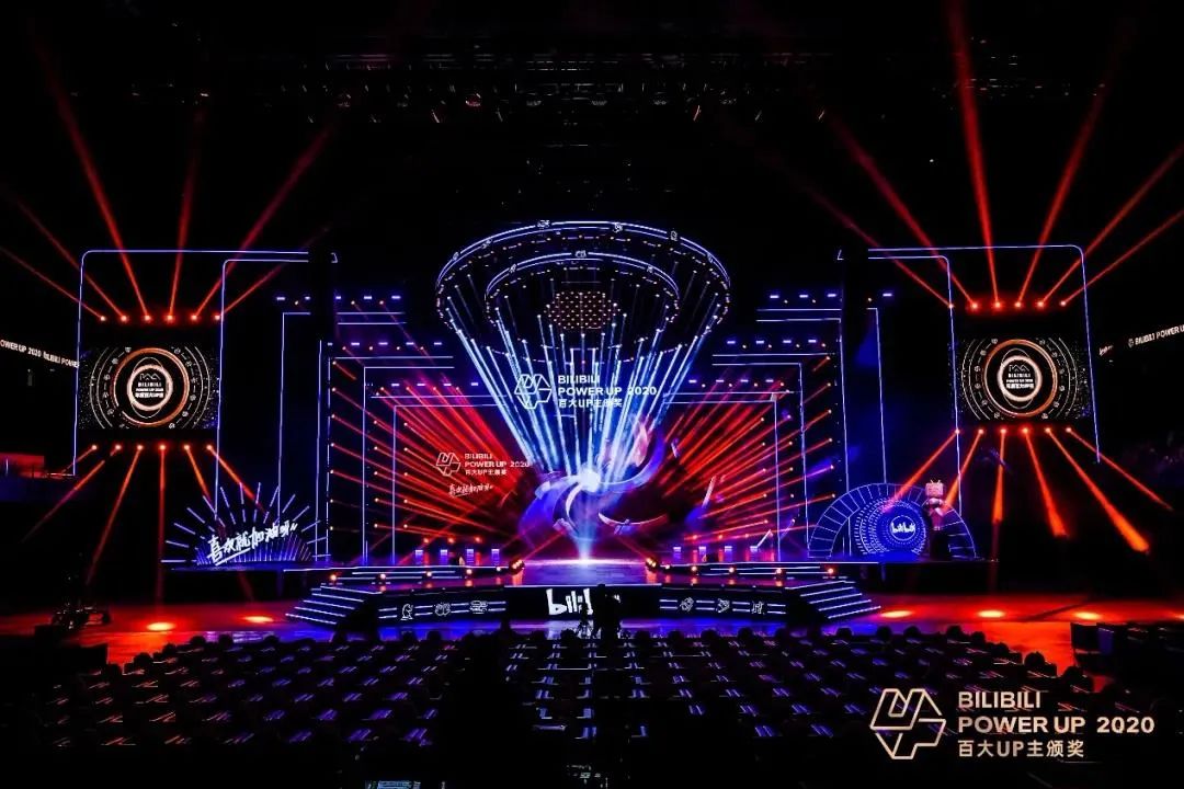 “宪哥”为罗翔颁奖，法学破圈背后是什么拨动年轻人心弦？
