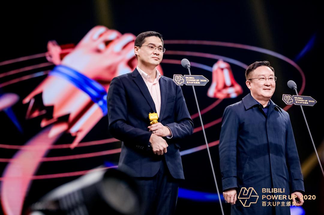 “宪哥”为罗翔颁奖，法学破圈背后是什么拨动年轻人心弦？