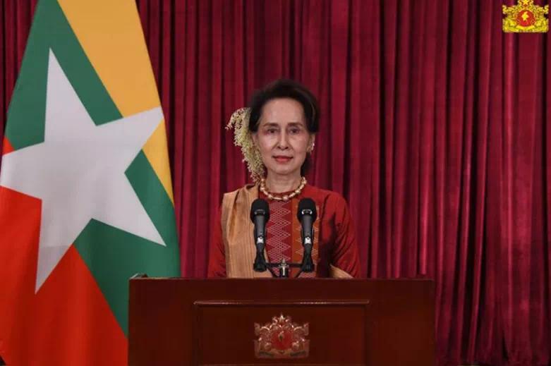 并规定国家进入为期一年的紧急状态,副总统敏瑞就任代总统