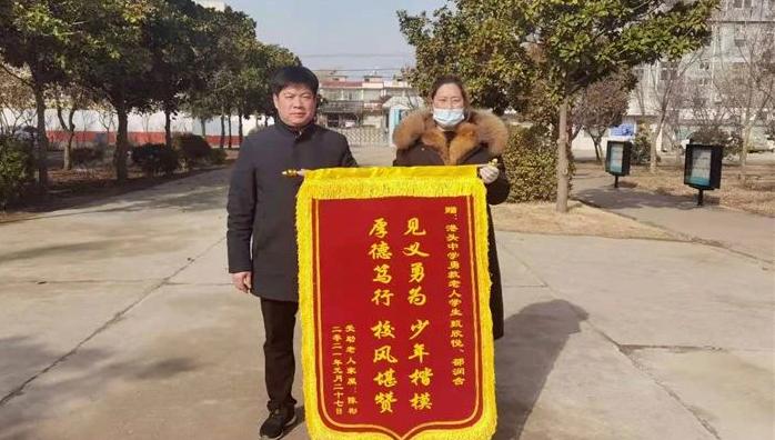 1月26日下午放学后,港头中学八(5)班甄欣悦,邵润含两位同学路过港头镇