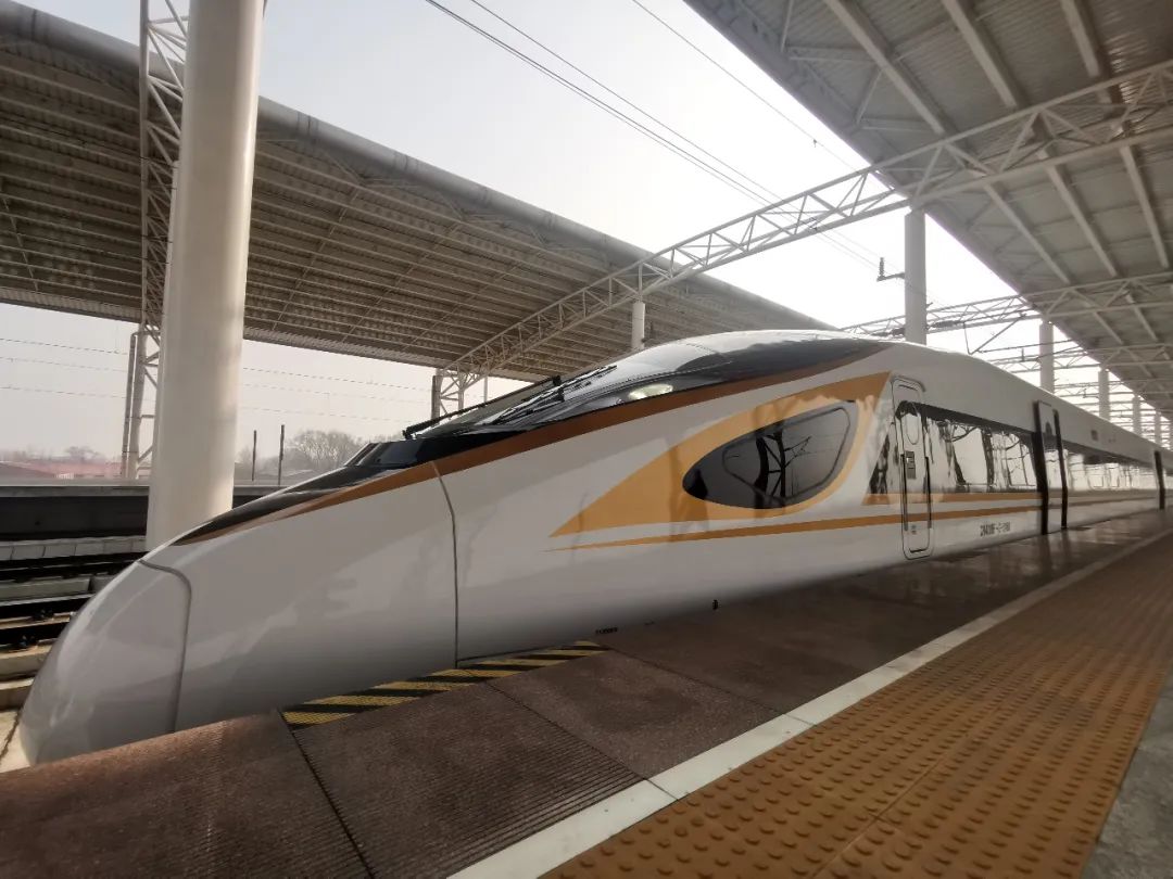 京哈高铁上线运行的列车中,有我国首次投入运营的新型复兴号高寒动车