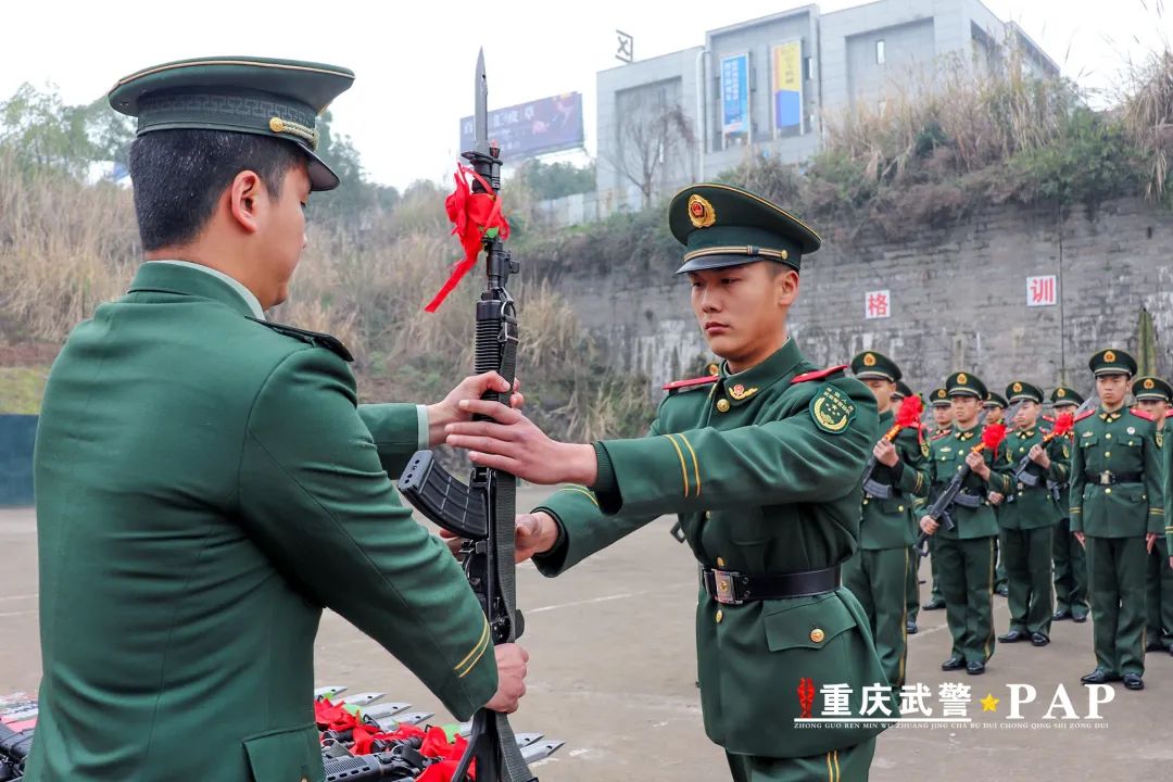 新兵接枪直击武警新兵授枪仪式热血现场
