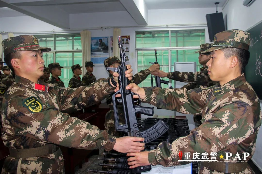 新兵接枪直击武警新兵授枪仪式热血现场