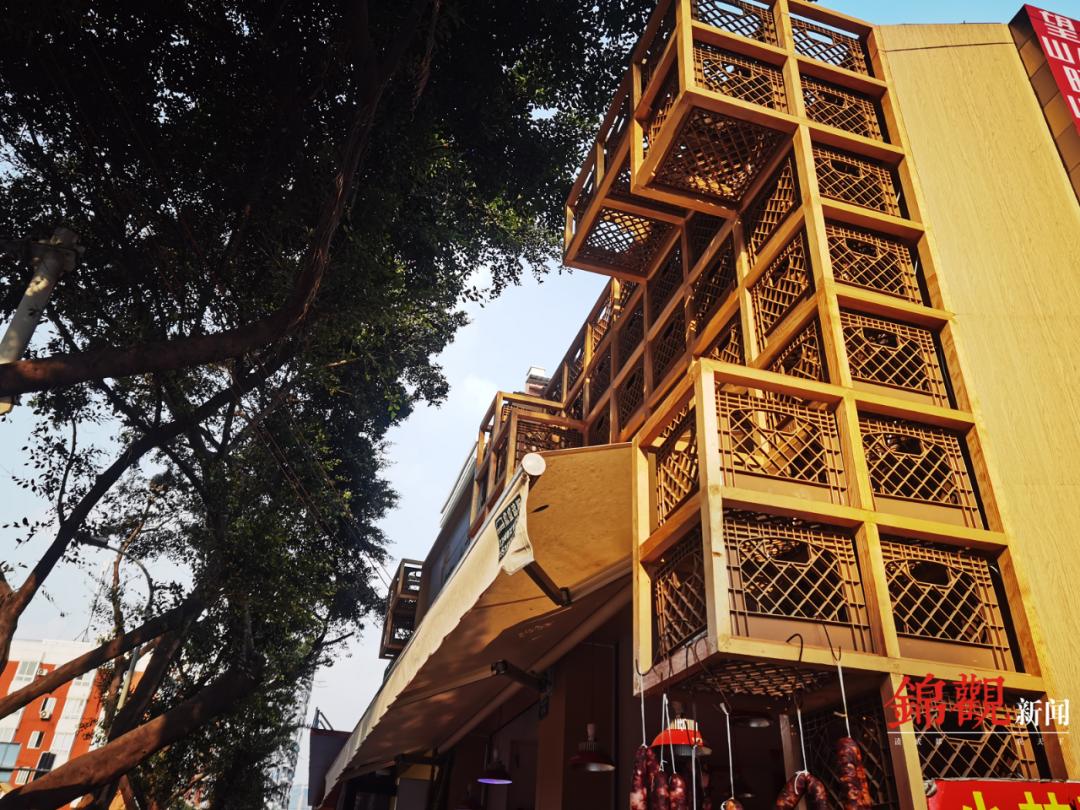 这面墙太适合拍照了建筑的外墙也被利用起来进行了设计望平街蜀都大道