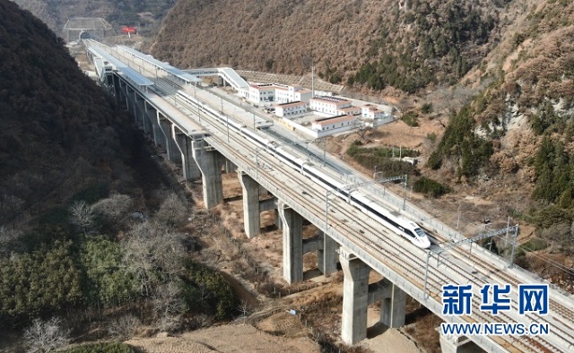 天水車站東岔站站長柳永峰介紹,東岔站是寶蘭高鐵上從陝西進入甘肅的