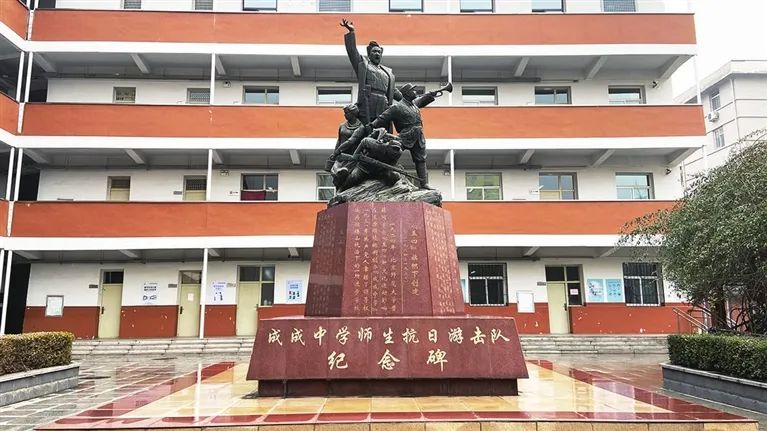 成成中学师生抗日游击队纪念碑.弓凤飞 摄"天下兴亡,谁的责任?