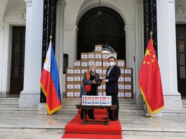 中国驻菲使馆向菲律宾政府捐赠2000台华为平板电脑