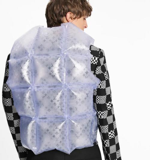 lv充气夹克卖3万1!网友笑喷:好眼熟….