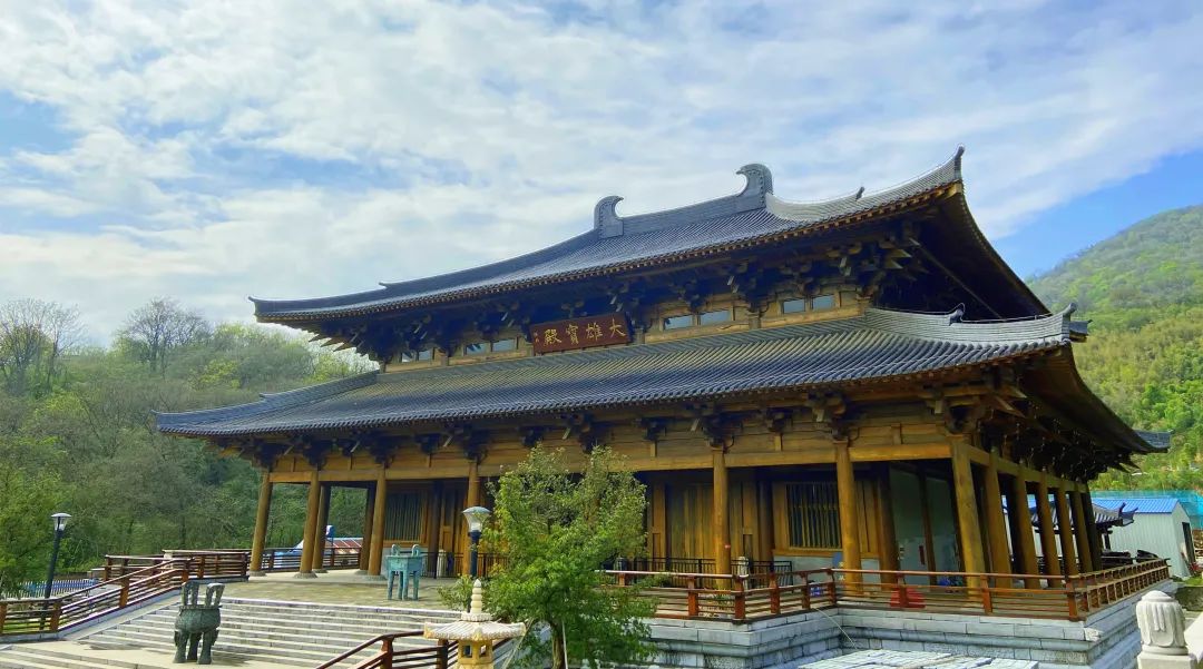 定山寺建于南朝天监二年(公元503年),是南北朝时期南梁的第一代皇帝梁