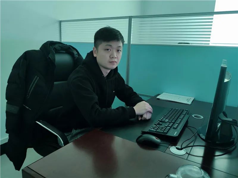 王启繁,作为一名新加入的司法警察,从2020年防疫工作开始就和妻子吕鹤