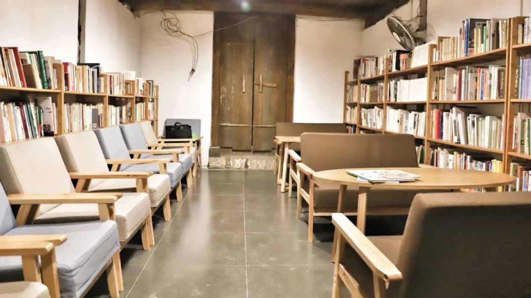 崇文书馆石头画从古城出来沿着滨河大道走300多米,就来到金钱河畔.