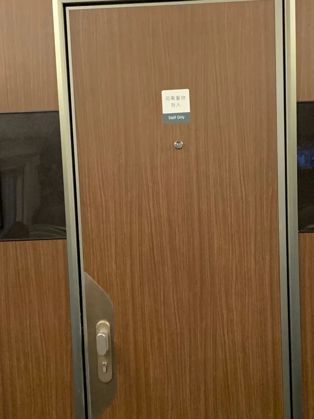 高铁上这些锁住的门你知道是什么吗?_政务_澎湃新闻-the paper